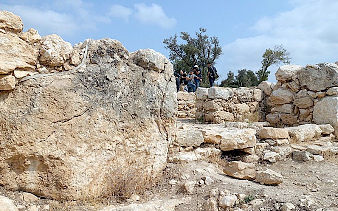 Ein acht Tonnen schwerer Stein markiert eines der zwei Tore nach Chirbet Kejafa © Mirjam Holmer