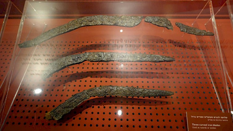24 Werkzeuge und Waffen aus Eisen und Bronze wurden in Chirbet Kejafa gefunden